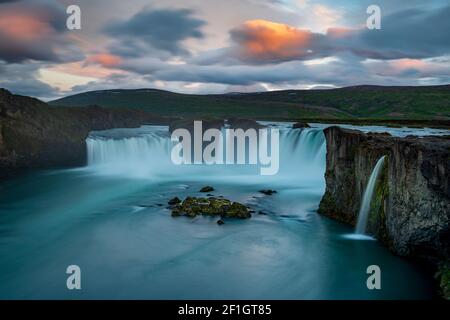 Tramonto colorato sopra la grande cascata, Godafoss Islanda Foto Stock