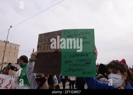 Atene, Grecia. 8 marzo 2021. Durante la protesta per la Giornata Internazionale della Donna. (Foto di Dimitrios Karvountzis/Pacific Press) Credit: Pacific Press Media Production Corp./Alamy Live News Foto Stock