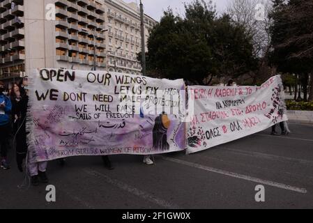 Atene, Grecia. 8 marzo 2021. Durante la protesta per la Giornata internazionale della donna. (Foto di Dimitrios Karvountzis/Pacific Press) Credit: Pacific Press Media Production Corp./Alamy Live News Foto Stock