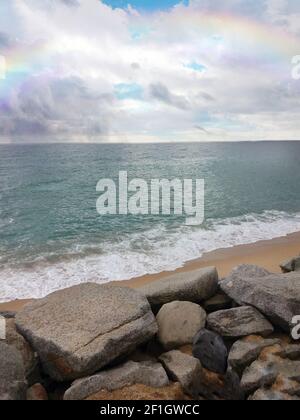 Sfondo naturale con mare mediterraneo e arcobaleno al tramonto Foto Stock