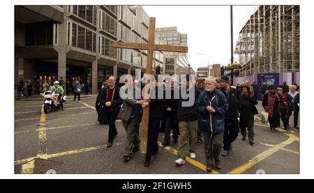 La marcia anuale della Crocifissione tra la sala centrale metodista e Westminster Cathederal....la croce è stata portata dalla gente dal passaggio (lavorando con i senzatetto) la donna che ha portato la croce al ritorno all'Abbazia di Westminster è stata Sr Ellen Flynn DC, direttore del Passage.pic David Sandison 9/4/2004 Foto Stock