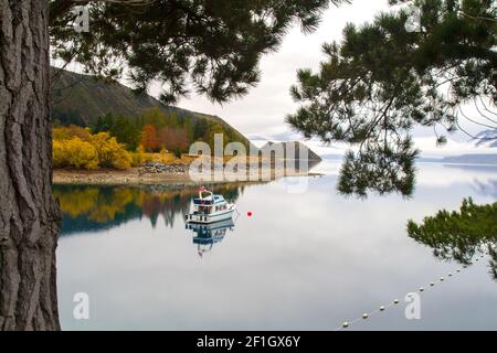 Tranquilla barca panoramica autunnale sul lago Hawea, Albert Town vicino a Wanaka, Nuova Zelanda Foto Stock