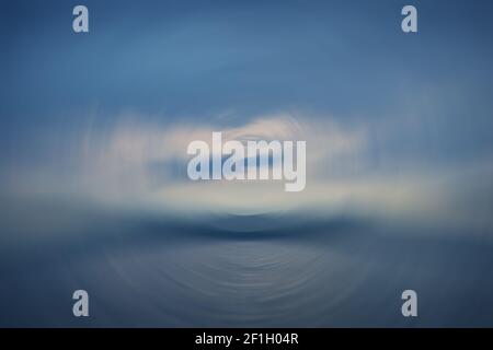 Paesaggio blu naturale astratto morbido e sfocato. Sfondo astratto full frame ad alta risoluzione. Foto Stock