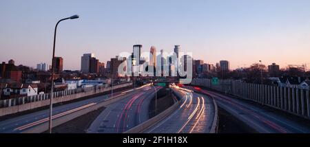 Il traffico viene e va dal centro di Minneapolis, Minnesota