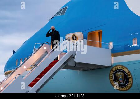 Il presidente Joe Biden salta su Air Force One alla base militare Andrews, Maryland martedì 16 febbraio 2021, in viaggio verso l'aeroporto internazionale General Mitchell di Milwaukee, Wisconsin. (Foto ufficiale della Casa Bianca di Adam Schultz) Foto Stock