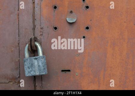 Vecchia serratura sulla porta. serratura sulla porta di una vecchia casa colonica . vero stile villaggio. close-up. focus sulla serratura Foto Stock