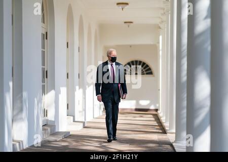 Il presidente Joe Biden cammina lungo il colonnato della Casa Bianca Martedì, 23 febbraio 2021, all'Ufficio ovale. (Foto ufficiale della Casa Bianca di Adam Schultz) Foto Stock