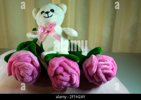 Orsacchiotto e rose rosa per il giorno della mamma. Foto Stock