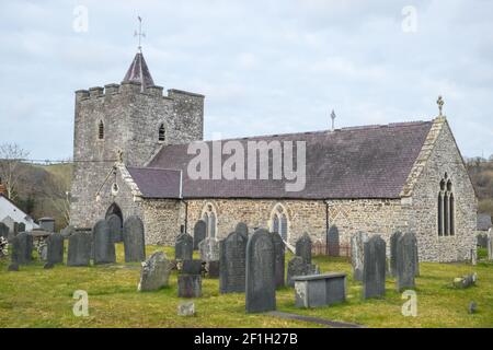 Chiesa di Sant'Ilar (Eglwys Sant Ilar), che è un edificio storico di grado II probabilmente risalente al XIV century.in villaggio di Llanilar. Nelle vicinanze si trova lo Ystwyth Trail, un 21 miglia, 34 km, percorso multiuso, utilizzato, da cani escursionisti, escursionisti, ciclisti, joggers, e in parte a cavallo, per i cavalieri. L'ex linea di sentiero collega la città costiera studentesca di Aberystwyth, ON, Cardigan Bay, a Tregaron, entrambi, in Ceredigion. Il sentiero è prevalentemente lungo il fiume Ystwtyh. Fotografia scattata tra il villaggio di Llanilar e Transgoed,rurale,campagna,scenario,Ceredigon,Galles,Galles,UK,GB, Foto Stock