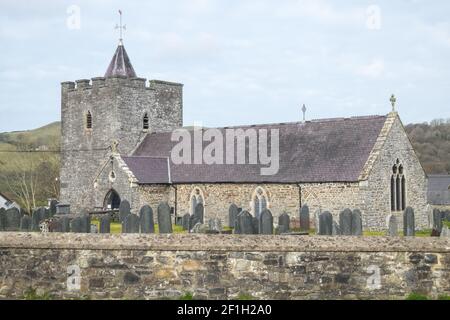 Chiesa di Sant'Ilar (Eglwys Sant Ilar), che è un edificio storico di grado II probabilmente risalente al XIV century.in villaggio di Llanilar. Nelle vicinanze si trova lo Ystwyth Trail, un 21 miglia, 34 km, percorso multiuso, utilizzato, da cani escursionisti, escursionisti, ciclisti, joggers, e in parte a cavallo, per i cavalieri. L'ex linea di sentiero collega la città costiera studentesca di Aberystwyth, ON, Cardigan Bay, a Tregaron, entrambi, in Ceredigion. Il sentiero è prevalentemente lungo il fiume Ystwtyh. Fotografia scattata tra il villaggio di Llanilar e Transgoed,rurale,campagna,scenario,Ceredigon,Galles,Galles,UK,GB, Foto Stock