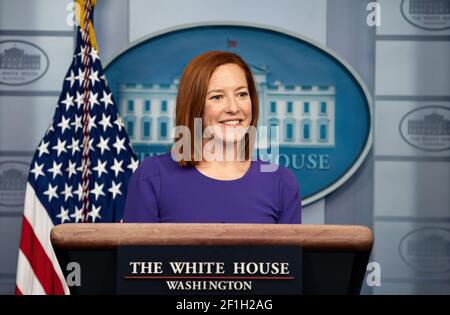 Il segretario alla stampa Jen Psaki risponde alle domande dei membri della stampa mercoledì 24 febbraio 2021 nella Sala Stampa Briefing della Casa Bianca di James S. Brady. (Foto ufficiale della Casa Bianca di Chandler West) Foto Stock