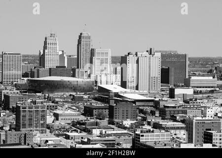 Downtown Kansas City architettura ed edifici resi in Black e. Bianco Foto Stock