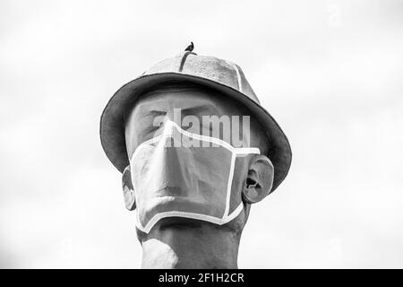 07 09 2020 Tulsa, USA iconico Golden Driller - enorme statua di operaio nei pressi della Route 66 in Oklahoma indossare maschera facciale durante la pandemia - primo piano Foto Stock