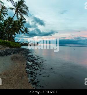 Alba sulla spiaggia di Lahaina, Lahaina, Maui, Hawaii, Stati Uniti Foto Stock