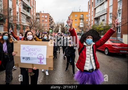 Madrid, Spagna. 8 marzo 2021. Le donne scendono per le strade durante la Giornata internazionale della donna nel quartiere di Vallecas. Nonostante i divieti di effettuare manifestazioni a Madrid per motivi di salute a causa della pandemia del coronavirus (COVID-19), le donne sono scese in strada in diversi quartieri per celebrare la Giornata Internazionale della Donna. Credit: Marcos del Mazo/Alamy Live News Foto Stock