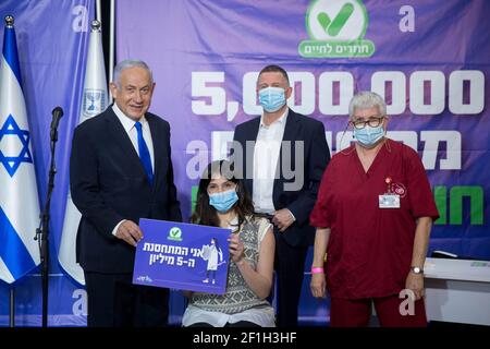Tel Aviv, Israele. 8 Marzo 2021. (210308) -- TEL AVIV, 8 marzo 2021 (Xinhua) -- il primo ministro israeliano Benjamin Netanyahu (1° L) incontra la 5 milionesima persona che ha ricevuto il vaccino COVID-19 in Israele, a Tel Aviv, Israele, l'8 marzo 2021. Il numero di persone vaccinate contro COVID-19 in Israele ha superato i 5 milioni, ovvero il 53.8% della sua popolazione totale, dall'inizio della campagna di vaccinazione il 20 dicembre 2020. (Miriam Alster/JINI via Xinhua) Credit: Xinhua/Alamy Live News Foto Stock