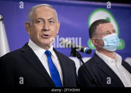 Tel Aviv, Israele. 8 Marzo 2021. (210308) -- TEL AVIV, 8 marzo 2021 (Xinhua) -- il primo ministro israeliano Benjamin Netanyahu (L) ha tenuto un discorso durante un incontro con il 5 milionesimo che ha ricevuto il vaccino COVID-19 in Israele, a Tel Aviv, Israele, l'8 marzo 2021. Il numero di persone vaccinate contro COVID-19 in Israele ha superato i 5 milioni, ovvero il 53.8% della sua popolazione totale, dall'inizio della campagna di vaccinazione il 20 dicembre 2020. (Miriam Alster/JINI via Xinhua) Credit: Xinhua/Alamy Live News Foto Stock