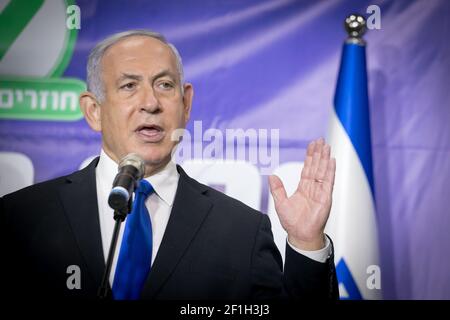Tel Aviv, Israele. 8 Marzo 2021. (210308) -- TEL AVIV, 8 marzo 2021 (Xinhua) -- il primo ministro israeliano Benjamin Netanyahu ha tenuto un discorso durante un incontro con la milionesima persona che ha ricevuto il vaccino COVID-19 in Israele, a Tel Aviv, Israele, l'8 marzo 2021. Il numero di persone vaccinate contro COVID-19 in Israele ha superato i 5 milioni, ovvero il 53.8% della sua popolazione totale, dall'inizio della campagna di vaccinazione il 20 dicembre 2020. (Miriam Alster/JINI via Xinhua) Credit: Xinhua/Alamy Live News Foto Stock