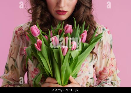 Primo piano su femmina con bouquet di tulipani su sfondo rosa. Foto Stock