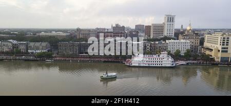 I traghetti si spostano attraverso il fiume Savannah dal centro città Foto Stock