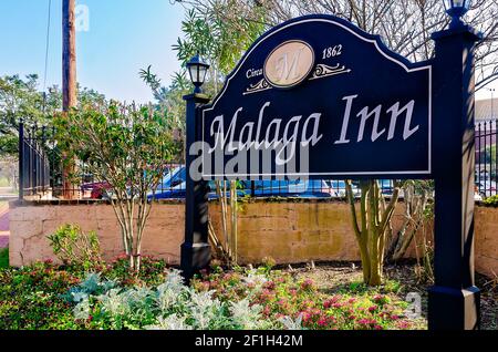 Un cartello si trova all'ingresso della storica Malaga Inn, costruita nel 1862, 6 marzo 2021, a Mobile, Alabama. Foto Stock