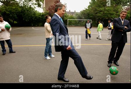 NPA POOL 2 TONY BLAIR E TREVOR BROOKING CALCIANO UNA PALLA CON I GIOVANI AL CAMPO DI CALCIO NEWINGTON GARDENS IN SE1. IL PRIMO MINISTRO STAVA LANCIANDO IL PROGRAMMA DI INCLUSIONE GIOVANILE DEL GOVERNO PER ALLONTANARE I GIOVANI DALLA CRIMINALITÀ DI STRADA. 9/5/02 PILSTON Foto Stock