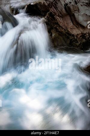 Torrente di acque cristalline in un fiume di montagna, su una roccia, lunga esposizione con effetto seta, Pirenei catalani, Lleida, Spagna Foto Stock