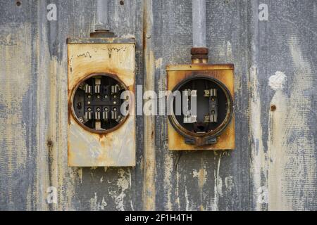 Fusibili elettrici per esterni arrugginiti antichi vintage scatole portarotori in erosione Foto Stock