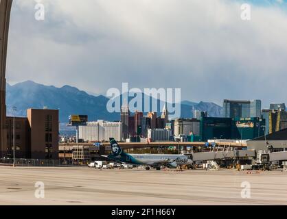 Aeroplani all'Aeroporto Internazionale McCarran con Casino' sulla Strip in background, Las Vegas, Nevada, USA Foto Stock