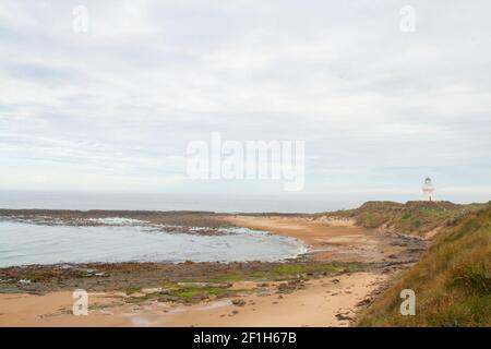 Wild South Pacific Ocean Beach del faro di Waipata Point, The Catlins, Southland, Nuova Zelanda Foto Stock