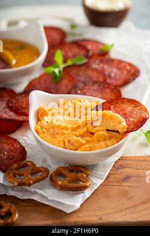 Salumi al forno con salse al formaggio Foto Stock