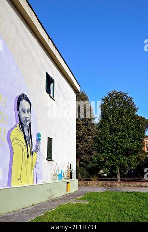 Greta Thunberg, giovane attivista del cambiamento climatico, murale sul muro di una casa nel quartiere Trullo. Roma, Italia, Europa, UE Foto Stock