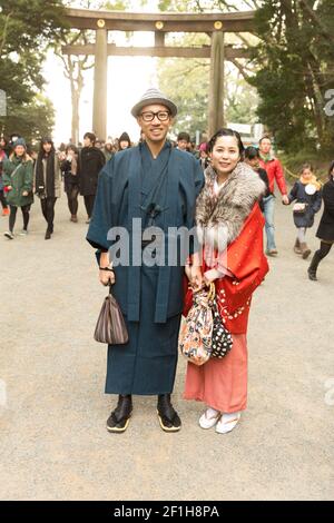 Giovane coppia in kimonos che cammina attraverso il santuario Meiji Jingu intorno a Capodanno a Tokyo, Giappone. Foto Stock
