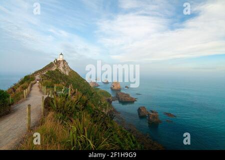 Iconiche forme di terra e isolette rocciose del faro di Nugget Point Nuova Zelanda, la costa di Catlins, la regione di Otago, Nuova Zelanda Foto Stock