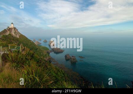 Iconiche forme di terra e isolette rocciose del faro di Nugget Point Nuova Zelanda, la costa di Catlins Foto Stock