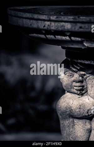 Piccolo giardino fontana close up Foto Stock