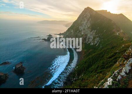 Iconiche forme di terra e isolette rocciose di Nugget Point Nuova Zelanda, la costa di Catlins, la regione di Otago, Nuova Zelanda Foto Stock