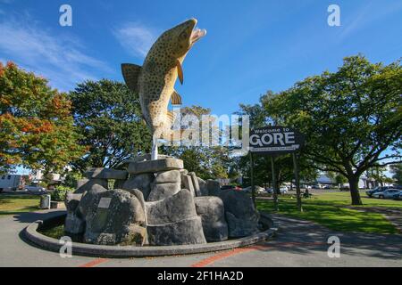 Statua di trota marrone a Gore, Southland, Nuova Zelanda. Capitale mondiale della pesca alla trota bruna. Foto Stock