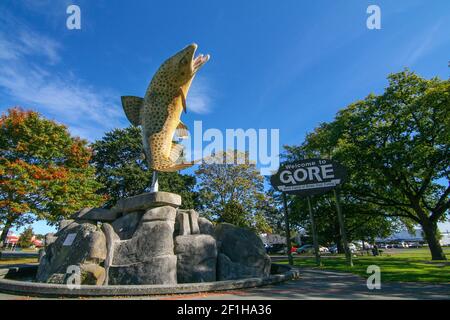 Gore, Southland, Nuova Zelanda, statua della trota gigante, la città è cavowns come capitale mondiale della pesca della trota marrone. Foto Stock