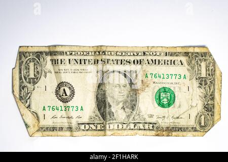 Il lato anteriore di un vecchio disegno di legge del dollaro USA stropicciato e logoro. Foto Stock