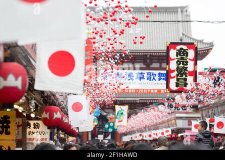 Nakamise Street, o Nakamise dori, durante gli anni di Capodanno, una famosa via dello shopping ad Asakusa. La strada conduce al Tempio di Sensoji Foto Stock