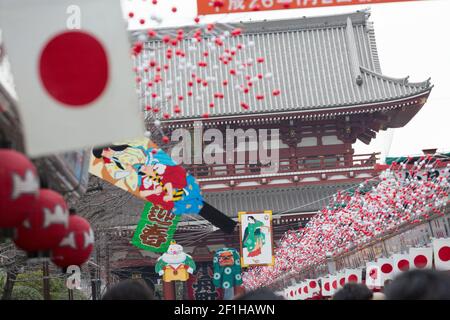 Nakamise Street, o Nakamise dori, durante gli anni di Capodanno, una famosa via dello shopping ad Asakusa. La strada conduce al Tempio di Sensoji Foto Stock