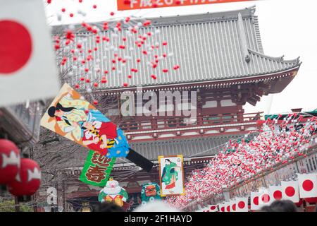 Nakamise Street, o Nakamise dori, durante gli anni di Capodanno, una famosa via dello shopping ad Asakusa. La strada conduce al Tempio di Sensoji Foto Stock