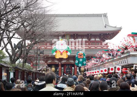 Nakamise Street, o Nakamise dori, durante gli anni di Capodanno, una famosa via dello shopping ad Asakusa. La strada conduce al Tempio di Sensoji Foto Stock