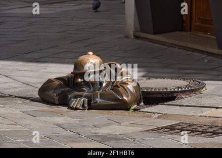 Cumil uomo al lavoro scultura, Bratislava Foto Stock