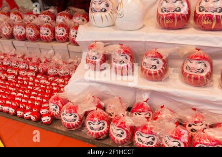 Bambole Daruma in vendita presso uno stand di vendita a Tokyo Foto Stock