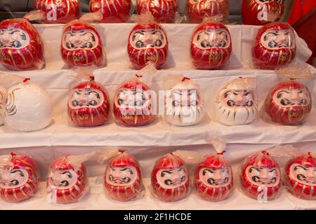 Bambole Daruma in vendita presso uno stand di vendita a Tokyo Foto Stock