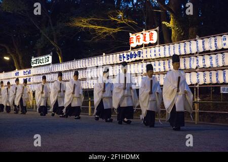 I sacerdoti shintoisti camminano in una processione al santuario Meiji Jingu durante una cerimonia religiosa durante il capodanno a Tokyo, Giappone. Foto Stock