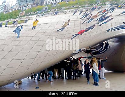 Persone riflesse in Cloud Gate o The Bean, di Anish Kapoor, Millennium Park, Chicago, Illinois, STATI UNITI Foto Stock