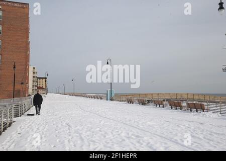 11 febbraio 2021 : la Long Beach Boardwalk e la spiaggia stessa, entrambi coperti di neve attirano pochi visitatori dopo la recente nevicata. Foto Stock